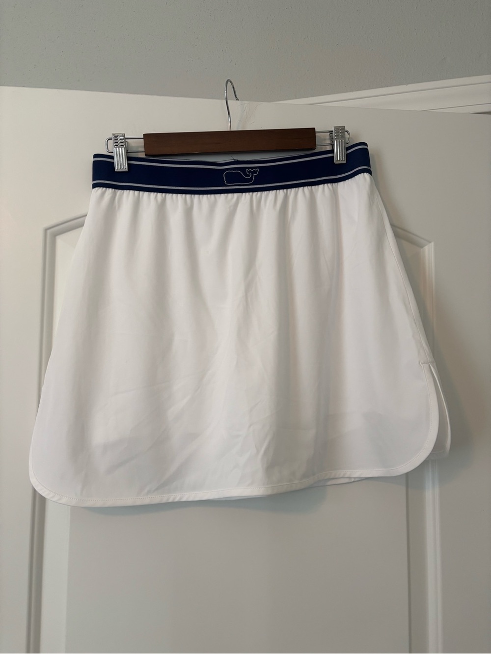 NWT Vineyard Vines Performance Whale Skort in White and Navy